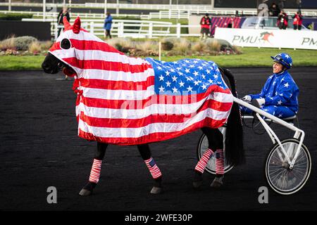 Vincennes, France. 28 janvier 2024. Un cheval avec une couverture USA vu avant la course du Grand Prix d'Amerique. La course de trot la plus connue au monde, le Prix d'Amerique Legend Race, s'est déroulée sur l'hippodrome de Vincennes, en périphérie de Paris. Cette course reste l'une des plus importantes courses équestres au monde, elle est suivie par des millions de spectateurs. Clément Duvaldestin et son cheval IDAO de Tillard, ont été les gagnants du Grand Prix d'Amerique 2024. (Photo Telmo Pinto/SOPA Images/Sipa USA) crédit : SIPA USA/Alamy Live News Banque D'Images