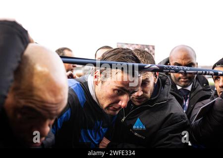 Vincennes, France. 28 janvier 2024. Clement Duvaldestin, le jockey vainqueur du Grand Prix d'Amerique, vu quitter l'aréna. La course de trot la plus connue au monde, le Prix d'Amerique Legend Race, s'est déroulée sur l'hippodrome de Vincennes, en périphérie de Paris. Cette course reste l'une des plus importantes courses équestres au monde, elle est suivie par des millions de spectateurs. Clément Duvaldestin et son cheval IDAO de Tillard, ont été les gagnants du Grand Prix d'Amerique 2024. (Photo Telmo Pinto/SOPA Images/Sipa USA) crédit : SIPA USA/Alamy Live News Banque D'Images