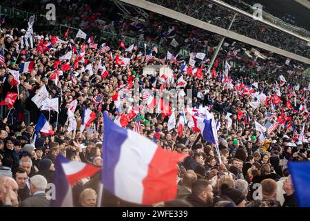 Vincennes, France. 28 janvier 2024. Immense foule vue à l'hippodrome de Vincennes se dresse lors de la course de trot du Grand Prix d'Amerique. La course de trot la plus connue au monde, le Prix d'Amerique Legend Race, s'est déroulée sur l'hippodrome de Vincennes, en périphérie de Paris. Cette course reste l'une des plus importantes courses équestres au monde, elle est suivie par des millions de spectateurs. Clément Duvaldestin et son cheval IDAO de Tillard, ont été les gagnants du Grand Prix d'Amerique 2024. (Photo Telmo Pinto/SOPA Images/Sipa USA) crédit : SIPA USA/Alamy Live News Banque D'Images