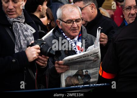 Vincennes, France. 28 janvier 2024. Un vieil homme lit le journal lors du Grand Prix d'Amerique 2024. La course de trot la plus connue au monde, le Prix d'Amerique Legend Race, s'est déroulée sur l'hippodrome de Vincennes, en périphérie de Paris. Cette course reste l'une des plus importantes courses équestres au monde, elle est suivie par des millions de spectateurs. Clément Duvaldestin et son cheval IDAO de Tillard, ont été les gagnants du Grand Prix d'Amerique 2024. (Photo Telmo Pinto/SOPA Images/Sipa USA) crédit : SIPA USA/Alamy Live News Banque D'Images