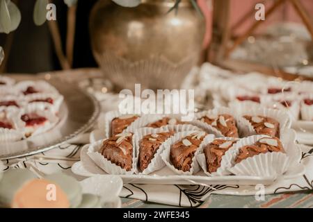 Brownies au chocolat savoureux, portions avec sauce caramel et arachides. Banque D'Images