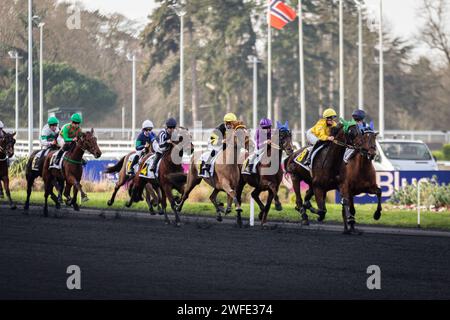 Vincennes, France. 28 janvier 2024. Chevaux en compétition pour le Prix 20 minutes à l'Hippodrome de Vincennes. La course de trot la plus connue au monde, le Prix d'Amerique Legend Race, s'est déroulée sur l'hippodrome de Vincennes, en périphérie de Paris. Cette course reste l'une des plus importantes courses équestres au monde, elle est suivie par des millions de spectateurs. Clément Duvaldestin et son cheval IDAO de Tillard, ont été les gagnants du Grand Prix d'Amerique 2024. (Photo Telmo Pinto/SOPA Images/Sipa USA) crédit : SIPA USA/Alamy Live News Banque D'Images