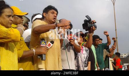 Colombo, Sri Lanka. 30 janvier 2024. La police a tiré des gaz lacrymogènes et utilisé des canons à eau pour disperser les manifestants de Samagi Jana Balawegaya (SJB) à Colombo. Rejointe par le chef de l'opposition Sajith Premadasa, des députés et des partisans du SJB, elle a été organisée par la principale opposition pour protester contre la conduite du gouvernement, le coût élevé de la vie et la corruption. Banque D'Images