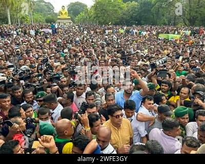 Colombo, Sri Lanka. 30 janvier 2024. La police a tiré des gaz lacrymogènes et utilisé des canons à eau pour disperser les manifestants de Samagi Jana Balawegaya (SJB) à Colombo. Rejointe par le chef de l'opposition Sajith Premadasa, des députés et des partisans du SJB, elle a été organisée par la principale opposition pour protester contre la conduite du gouvernement, le coût élevé de la vie et la corruption. Banque D'Images