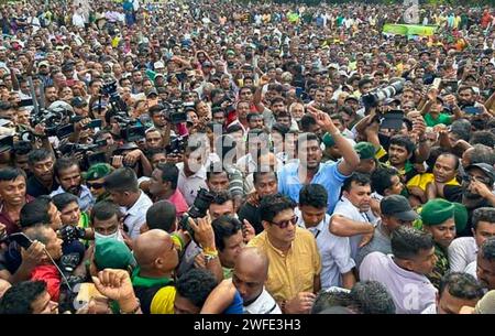 Colombo, Sri Lanka. 30 janvier 2024. La police a tiré des gaz lacrymogènes et utilisé des canons à eau pour disperser les manifestants de Samagi Jana Balawegaya (SJB) à Colombo. Rejointe par le chef de l'opposition Sajith Premadasa, des députés et des partisans du SJB, elle a été organisée par la principale opposition pour protester contre la conduite du gouvernement, le coût élevé de la vie et la corruption. Banque D'Images