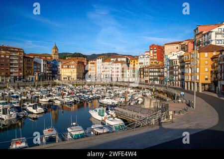 Vieille ville et port de pêche de Bermeo dans la province de Biscaye pays Basque Nord de l'Espagne. Bermeo est une municipalité sur la côte de Bizkaia, en bus Banque D'Images