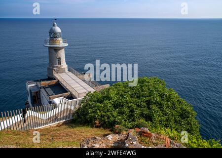 Vue aérienne panoramique du phare de Santa Catalina Santa Katalina à Lekeitio lequeitio, pays Basque, Espagne. Banque D'Images