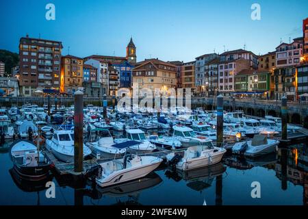 Vieille ville et port de pêche de Bermeo dans la province de Biscaye pays Basque Nord de l'Espagne. Bermeo est une municipalité sur la côte de Bizkaia, en bus Banque D'Images