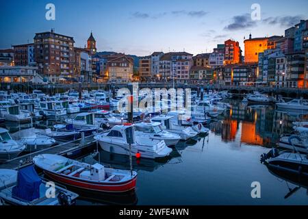 Vieille ville et port de pêche de Bermeo dans la province de Biscaye pays Basque Nord de l'Espagne. Bermeo est une municipalité sur la côte de Bizkaia, en bus Banque D'Images