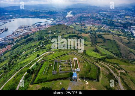 Vue aérienne de la forteresse Serantes dans le Mont Serantes à Santurce, Bilbao, baie de Vizcaya, Euskadi, Espagne Serantes est une montagne de 452 mètres de haut dont Banque D'Images