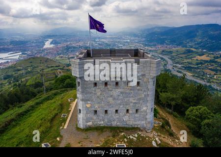 Vue aérienne de la forteresse Serantes dans le Mont Serantes à Santurce, Bilbao, baie de Vizcaya, Euskadi, Espagne Serantes est une montagne de 452 mètres de haut dont Banque D'Images