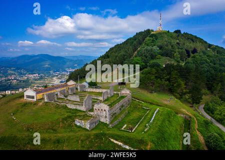 Vue aérienne de la forteresse Serantes dans le Mont Serantes à Santurce, Bilbao, baie de Vizcaya, Euskadi, Espagne Serantes est une montagne de 452 mètres de haut dont Banque D'Images