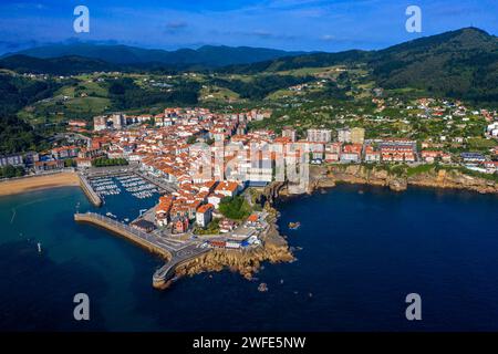 Vieille ville et port de pêche de Lekeitio dans la province de Biscaye pays Basque Nord de l'Espagne Euskadi Euskalerria Banque D'Images