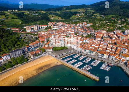 Vieille ville de Lekeitio et église Santa Maria de la Asuncion dans la province de Biscaye pays Basque Nord de l'Espagne Euskadi Euskalerria Banque D'Images