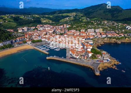 Vieille ville et port de pêche de Lekeitio dans la province de Biscaye pays Basque Nord de l'Espagne Euskadi Euskalerria Banque D'Images