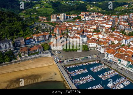 Vieille ville de Lekeitio et église Santa Maria de la Asuncion dans la province de Biscaye pays Basque Nord de l'Espagne Euskadi Euskalerria Banque D'Images