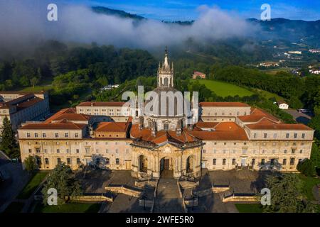 Vue aérienne du sanctuaire et de la basilique de Loyola, entre les villes d'Azpeitia et Azcoitia, Espagne. Le sanctuaire et la basilique de Loyola ou Loiolako basilika Banque D'Images