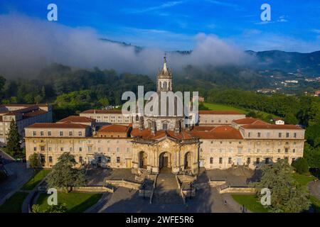 Vue aérienne du sanctuaire et de la basilique de Loyola, entre les villes d'Azpeitia et Azcoitia, Espagne. Le sanctuaire et la basilique de Loyola ou Loiolako basilika Banque D'Images