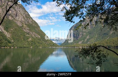 Vue sur le lac glacier de Bondhus (Bondhusvatnet) par une journée ensoleillée en été. Kvinnherad, Vestland, Norvège. Banque D'Images