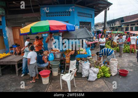 Scènes de marché, Iquitos, la plus grande ville de la forêt tropicale péruvienne, Pérou, Amérique du Sud. Iquitos est la capitale de la province de Maynas au Pérou et L Banque D'Images