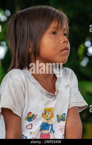 Fille du village riverain de Timicuro I. Iqutios amazonie péruvienne, Loreto, Pérou Banque D'Images