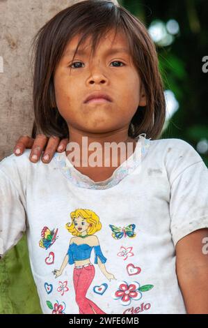 Fille du village riverain de Timicuro I. Iqutios amazonie péruvienne, Loreto, Pérou Banque D'Images