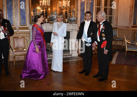 STOCKHOLM, SUÈDE 20240130RSilvia, Brigitte Macron, le président français Emmanuel Macron et le roi Carl Gustaf au Palais de Stockholm où le couple royal donne un dîner de gala pour le couple présidentiel français. Le président français Emmanuel Macron et son épouse Brigitte effectuent une visite d’État de deux jours en Suède. Photo : Jessica Gow/TT/Code 10070 crédit : TT News Agency/Alamy Live News Banque D'Images