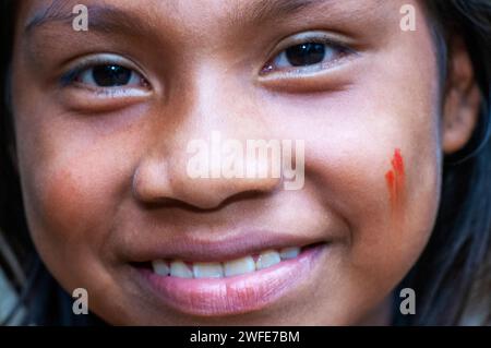 Portrait de fille, Indiens Yagua vivant une vie traditionnelle près de la ville amazonienne d'Iquitos, Pérou. Yagua, Yahuna, Ñihamwo, Yihamwo, Nihamwo ou Mishara Banque D'Images