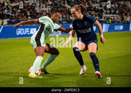 Ashley Lawrence de Chelsea et Julie Dufour de Paris FC se battent pour le ballon lors du match de football du Groupe D de l'UEFA Women's Champions League entre le Paris FC et Chelsea le 30 janvier 2024 au stade Sébastien Charlety à Paris Banque D'Images