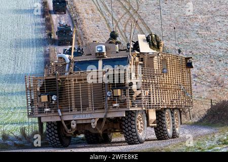 Salisbury Plain, Wiltshire, Royaume-Uni - février 11 2010 : Mastiff 2 de l'armée britannique, véhicule de patrouille blindé 6x6 roues motrices sur la zone d'entraînement de Salisbury Plain Banque D'Images