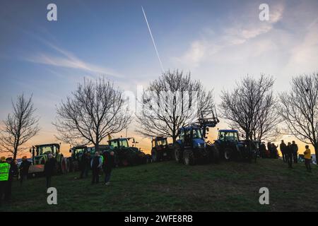 Chanas, France. 30 janvier 2024. © PHOTOPQR/LE DAUPHINE/Jean-Baptiste BORNIER ; Chanas ; 30/01/2024 ; Chanas (Isère), le 30 janvier 2024. Bloc du rond-pont de Chanas par les agriculteurs en froide. Photo : Jean-Baptiste bornier/le Dauphiné libéré - manifestation paysanne française Continuer France 30 janv. 2024 Credit : MAXPPP/Alamy Live News Banque D'Images