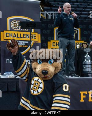 John Whitesides prononce un discours lors du 8e BFit Challenge annuel, organisé par la Boston Bruins Foundation. Banque D'Images