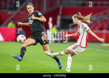 Amsterdam, pays-Bas. 30 janvier 2024. AMSTERDAM, 30-01-2024, Johan Cruijff Arena, UEFA WomenÕs Champions League, Ajax - AS Roma CL(femmes), saison 2023/2024, pendant le match Ajax - AS Roma CL(femmes), AS Roma joueuse Evelyne viens, Ajax joueuse Milicia Keijzer crédit : Pro Shots/Alamy Live News Banque D'Images