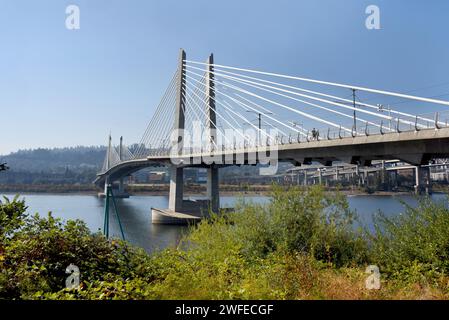 Bridge of the People, Tilikum Crossing, à Portland, Oregon, traverse la rivière Willamette. Il s'agit d'un pont de transit qui n'autorise ni les voitures ni les camions. Banque D'Images