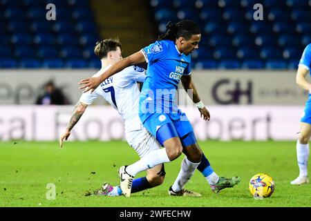 Romoney Crichlow (6 Peterborough United) affronté par WDuring le match de quart de finale du trophée EFL entre P7 eterborough et AFC Wimbledon à London Road, Peterborough le mardi 30 janvier 2024. (Photo : Kevin Hodgson | MI News) crédit : MI News & Sport / Alamy Live News Banque D'Images