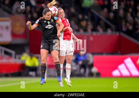 Amsterdam Duivendrecht, pays-Bas. 30 janvier 2024. AMSTERDAM-DUIVENDRECHT, PAYS-BAS - JANVIER 30 : Milicia Keijzer de l'AFC Ajax dirige le ballon avec Evelyne viens lors du match UEFA Women's Champions League - Group C entre l'AFC Ajax et L'AS Roma au Sportpark de Toekomst le 30 janvier 2024 à Amsterdam-Duivendrecht, pays-Bas. (Photo de Jan Mulder/Orange Pictures) crédit : Orange pics BV/Alamy Live News Banque D'Images