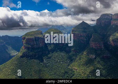 Sommets de montagne dans la province de Mpumalanga en Afrique du Sud, connus sous le nom de trois Rondawels. C'est au bord du canyon de la rivière Blyde. Banque D'Images