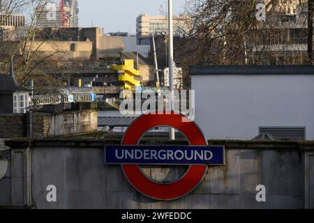 L'entrée de la station de métro Embankment avec le Southbank Centre en arrière-plan. Station de métro Embankment, Londres, Royaume-Uni. 28 Jan 2024 Banque D'Images