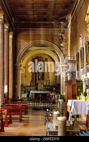 Nice, France - 5 août 2022: Allée chapelle notre-Dame de Port Eglise Eglise Eglise Eglise notre-Dame du Port dans le quartier historique du Port de Nice et du port de plaisance sur FR Banque D'Images