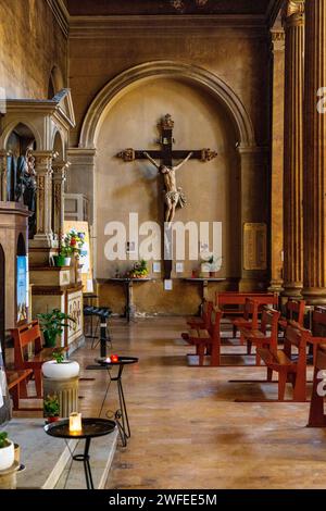 Nice, France - 5 août 2022: Allée chapelle notre-Dame de Port Eglise Eglise Eglise Eglise notre-Dame du Port dans le quartier historique du Port de Nice et du port de plaisance sur FR Banque D'Images
