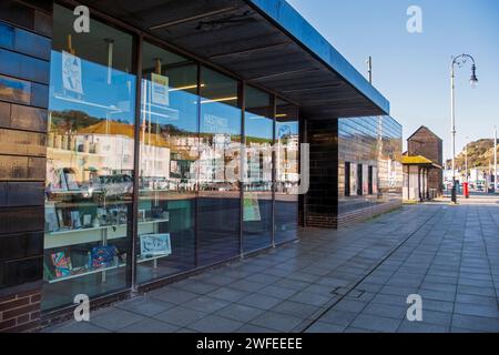 Hastings Contemporary Art Gallery avec les maisons de la vieille ville reflétées dans les fenêtres, Rock-a-Nore, East Sussex, Angleterre, Royaume-Uni Banque D'Images