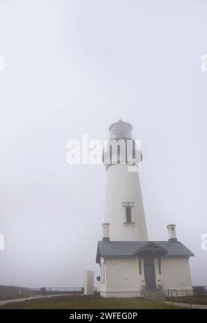 Le phare de Yaquina Head, près de Newport, Oregon, est enveloppé de brouillard. Il se trouve sur Yaquina Head. Banque D'Images