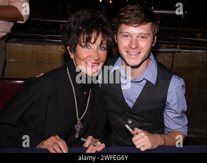 New York, États-Unis. 30 janvier 2024. L'actrice légendaire de Broadway, Chita Rivera, qui a joué dans des comédies musicales classiques comme West Side Story et Chicago, est décédée le 30 janvier d'une maladie non précisée. Elle avait 91 ans.----------------------------------------------------- Chita Rivera & Bobby Steggert Broadway Cares/ Equity Fights AIDS 23e marché aux puces annuel et grande vente aux enchères. Tenue à Roseland Ballroom le 27 septembre 2009. © Steven Bergman/AFF-USA.com crédit : AFF/Alamy Live News Banque D'Images