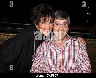 New York, États-Unis. 30 janvier 2024. L'actrice légendaire de Broadway, Chita Rivera, qui a joué dans des comédies musicales classiques comme West Side Story et Chicago, est décédée le 30 janvier d'une maladie non précisée. Elle avait 91 ans.----------------------------------------------------- Chita Rivera & Mo Rocca Broadway Cares/ Equity Fights AIDS 23e marché aux puces annuel et Grande Vente aux enchères. Tenue à Roseland Ballroom le 27 septembre 2009. © Steven Bergman/AFF-USA.com crédit : AFF/Alamy Live News Banque D'Images