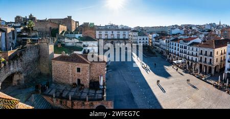 Vue panoramique sur la Plaza Mayor de Caceres avec une vue aérienne au coucher du soleil, Espagne Banque D'Images