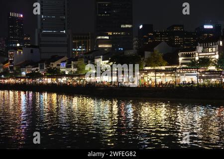 Les gens apprécient la vie nocturne dans les bars riverains à Boat Quay dans le quartier des affaires de Singapour Banque D'Images