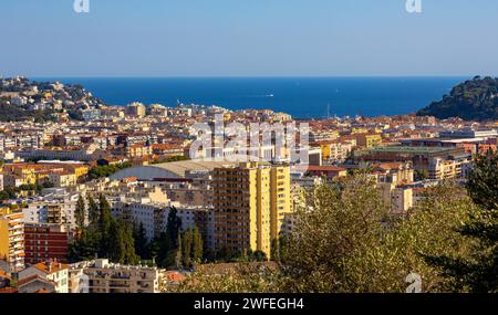 Nice, France - 7 août 2022: Belle vue métropolitaine avec colline du Château, Mont Boron, Vielle ville, Riquier et Port discic Banque D'Images