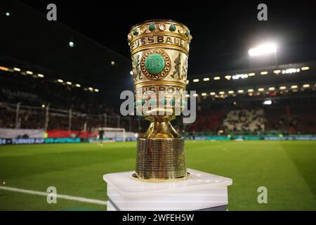 Hambourg, Allemagne. 30 janvier 2024. Football : coupe DFB, FC St. Pauli - Fortuna Düsseldorf, quart de finale, Millerntor Stadium. REMARQUE IMPORTANTE : conformément aux règlements de la Ligue allemande de football DFL et de la Fédération allemande de football DFB, il est interdit d'utiliser ou de faire utiliser des photographies prises dans le stade et/ou du match sous forme d'images séquentielles et/ou de séries de photos de type vidéo. Crédit : Christian Charisius/dpa/Alamy Live News Banque D'Images