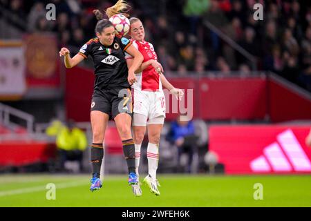 Amsterdam-Duivendrecht, pays-Bas. 30 janvier 2024. AMSTERDAM-DUIVENDRECHT, PAYS-BAS - JANVIER 30 : Milicia Keijzer de l'AFC Ajax dirige le ballon avec Evelyne viens lors du match UEFA Women's Champions League - Group C entre l'AFC Ajax et L'AS Roma au Sportpark de Toekomst le 30 janvier 2024 à Amsterdam-Duivendrecht, pays-Bas. (Photo de Jan Mulder/Orange Pictures) crédit : dpa/Alamy Live News Banque D'Images