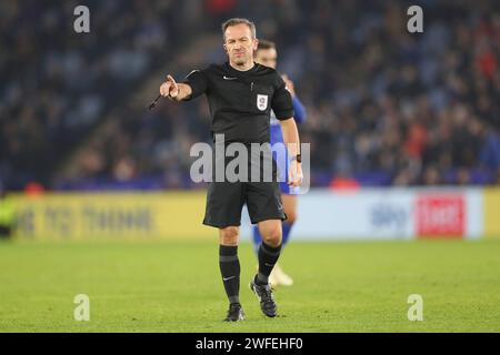 Leicester, Royaume-Uni. 30 janvier 2024. L'arbitre Keith Stroud fait des gestes lors du Leicester City FC contre Swansea City FC au King Power Stadium, Leicester, Angleterre, Royaume-Uni le 30 janvier 2024 Credit : Every second Media/Alamy Live News Banque D'Images